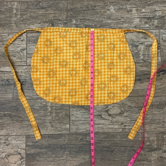 Yellow floral waist apron with adjustable tie and pockets - Picture 3 of 3